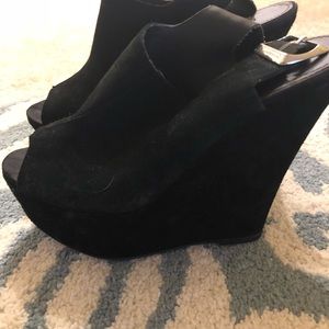 Steve Madden • black suede wedges